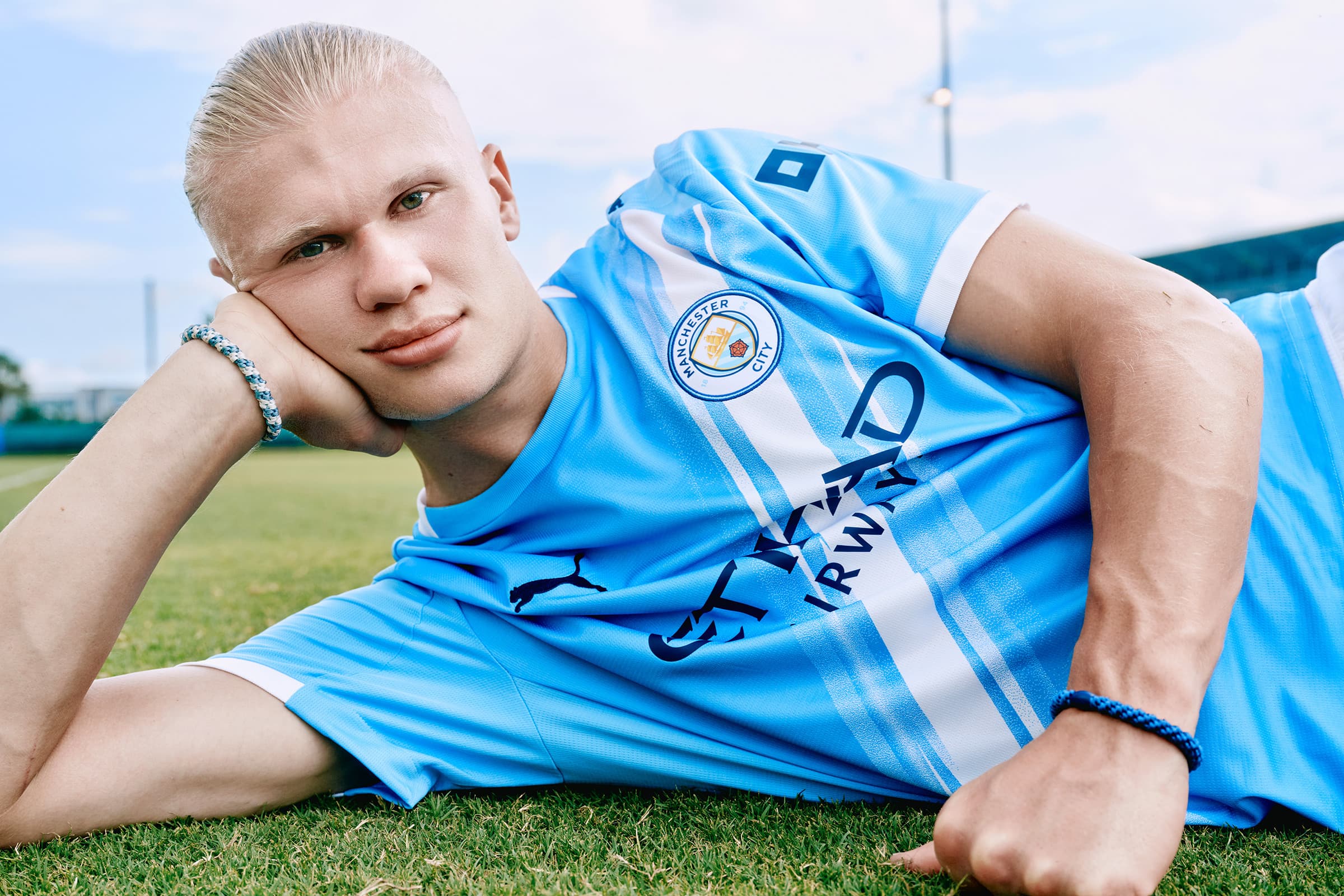 Erling Haaland in a Manchester City sky-blue home shirt, arms outstretched celebrating a Premier League goal — Norway forward and FPL premium striker rated high fatigue risk for GW1 2026/27
